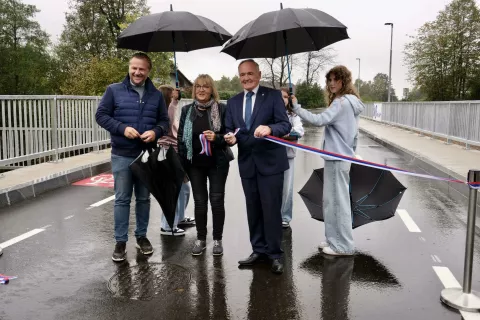 Trak so prerezali direktor podjetja UB Projekt Uroš Bratina, predstavnica Krajevne skupnosti Visoko - Milje Staša Pavlič in šenčurski župan Ciril Kozjek. / Foto: Maša Likosar