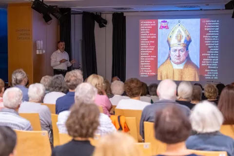 Predstavitev knjige in predavanje Dediščina Prešernov v Radovljicina fotografiji predavatelj Jure Sinobad / Foto: Nik Bertoncelj