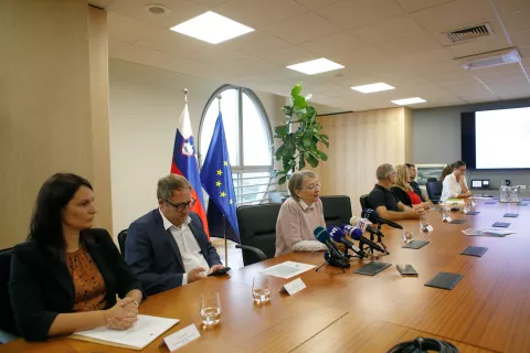 O pomenu skrbi za pravilno kurjenje je spregovorila široka zasedba govorcev. / Foto: Matic Zorman