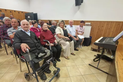 Spredaj od leve: Milan Vidic st. z ženo Ivanko, avtorica filmske špice Vida Lopič, scenarist in režiser filma Janez Fabijan ter Anica Kordež, ki se je v filmu pogovarjala z Vidicem / Foto: Suzana P. Kovačič