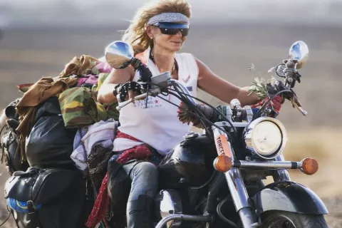 Klavdija na poti skozi življenje: z vetrom v laseh, soncem na obrazu in vedno odprtim srcem za ljudi in zgodbe. / Foto: Osebni Arhiv