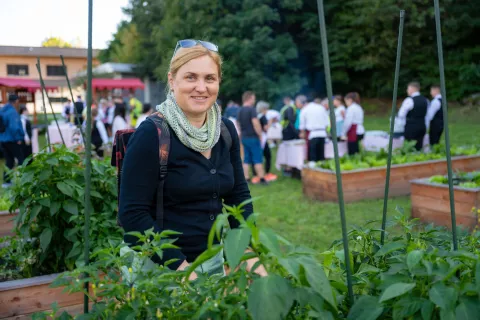 Dr. Maja Kolar, strokovnjakinja za biodinamično pridelavo zelenjave in sadja, skrbi, da je zelenjava, pridelana na vrtu, najvišje kakovosti. / Foto: Nik Bertoncelj