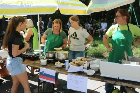 Za slovenske domače jedi je bilo ravno tako veliko zanimanja, kot tudi za tuje. / Foto: Alenka Brun