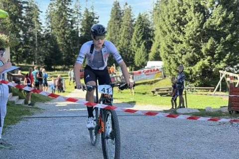 Enej Košir, mladi kolesar kranjske ekipe Factor Racing, je zmagovalec letošnjega kolesarskega vzpona na Blegoš. / Foto: Arhiv Šd Marmor Hotavlje