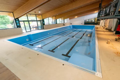 Plavalni bazen Železniki je bil zaradi prenove zaprt od konca marca. / Foto: Simon Benedičič