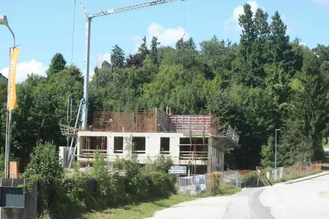Večstanovanjski objekt oziroma t. i. rezidenca v gradnji, ob vznožju klanca, kjer pelje cesta v center Preddvora / Foto: Alenka Brun