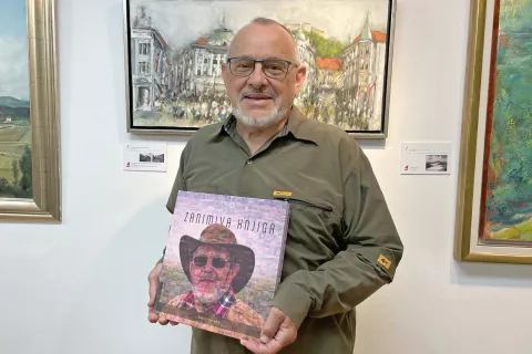 Tomažič s svojo Zanimivo knjigo. / Foto: Tanja Mlinar