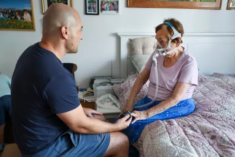 Čakalna doba za storitev pomoči družini na domu je v radovljiški občini trenutno štiri mesece in več. / Foto: Tina Dokl