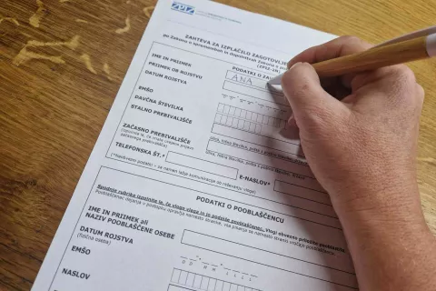 Do konca leta je še možno vložiti zahtevo za izplačilo zagotovljene vdovske pokojnine. Za pomoč pri izpolnjevanju obrazca so vam na voljo tudi prostovoljci Info točke 65+. / Foto: Maja Bertoncelj