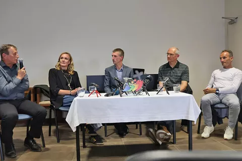 Udeleženci pogovora na Brezjah. Od leve: Božidar Prevc, Petra Majdič, dr. Jernej Pisk, pater Miran Žvanut in Roman Kejžar / Foto: Romarski urad Brezje