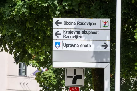 simbolična znak občina krajevna skupnost upravna enota Radovljica / Foto: Tina Dokl