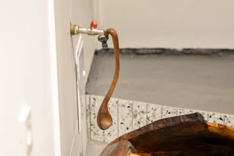 odprtje razstava Svetloba lesa Rafael Košec Tekavec kipar Galerija Prečna Kamnik žlica vodovod / Foto: Tina Dokl