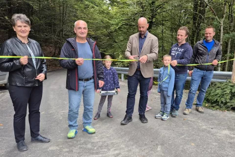 Marija Dolenc iz podjetja Dolenc, Zdravko Markelj, predsednik KS Bukovica - Bukovščica, župan Tine Radinja, Marko Peternelj, svetnik v KS Bukovica - Bukovščica, in Jernej Hribar, delovodja v podjetju Dolenc, so slovesno odprli obnovljeno cesto. / Foto: Klara Mrak