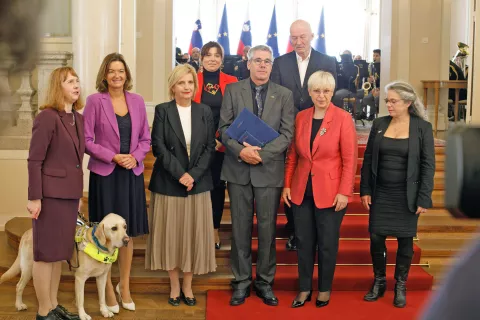 Dr. Thomas Potokar na sprejemu pri predsednici republike Nata&scaron;i Pirc Musar, kjer je prejel častno odlikovanje za svoje humanitarno delo v Gazi. / Foto: Matic Zorman
