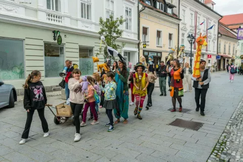 Lutke so se v sprevodu sprehodile skozi Kranj. / Foto: Gorazd Ur&scaron;ič