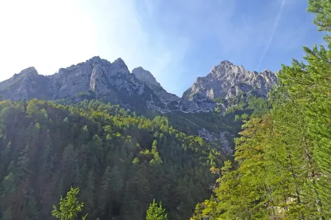 Naš cilj je na desni strani: Kukova špica. / Foto: Jelena Justin