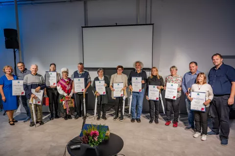 Del prejemnikov priznanj za dolgoletno prizadevno delo v turizmu / Foto: Primož Pičulin