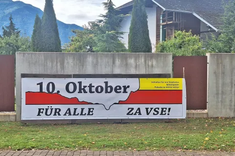 Peter Winkl in Andrej Wakounig s tem letakom vabita na skupno praznovanje 10. oktobra, obletnice koro&scaron;kega plebiscita. / Foto: Vladimir Smrtnik