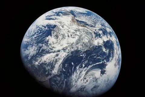 Lepota sredi stra&scaron;ne teme: prva fotografija Zemlje iz vesolja, ki jo je posnel človek, kozmonavt Bill Anders med misijo Apollo 8 leta 1968. / Foto: Wikipedija