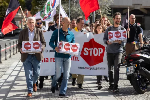 Ljubljana, Trg republike.Novinarska konferenca Delavske koalicije pred vložitvijo pobude volivcev za vložitev zahteve za razpis zakonodajnega referenduma o pokojninski reformi. / Foto: Bor Slana/sta