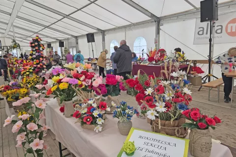 V sredi&scaron;ču prireditve je bila razstava cvetja iz krep papirja. / Foto: &Scaron;pela &Scaron;imenc