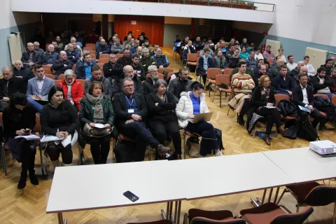 Kmetje, člani kmetijsko-gozdarske zbornice, skupaj z gosti na letošnji razpravi o spremembah šestih kmetijskih zakonov / Foto: Cveto Zaplotnik