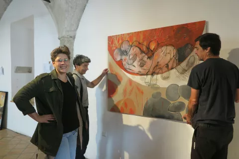 Umetniška vodja festivala Martina Marenčič med postavljanjem razstav / Foto: Igor Kavčič