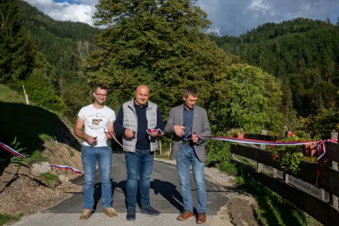 Cesto so odprli s slavnostnim rezanjem traku (z leve): Marjan Smrtnik, Mirsad Letić in župan Jezerskega Andrej Karničar. / Foto: Primož Pičulin