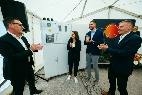Uroš Blažica, predsednik uprave Elektra Primorska, župan Občine Tolmin Alen Červ, državna sekretarka z ministrstva za okolje, podnebje in energijo Tina Seršen in Ivan Šmon, predsednik uprave Elektra Gorenjska / Foto: Nejc Fon, arhiv Elektra Gorenjska