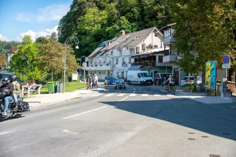 Popolna zapora za pešce bo na relaciji od Mlinega do Grand hotela Toplice začela veljati v sredo, 1. oktobra. / Foto: Nik Bertoncelj