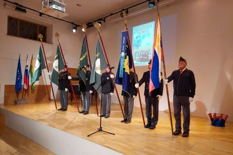 Praporščaki na domoljubni slovesnosti. / Foto: Spletna Stran Občine Škofja Loka