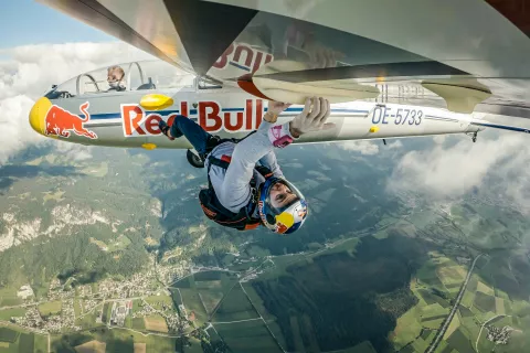 Domnu &Scaron;koficu je uspel izjemen podvig. V dobri minuti je preplezal balvansko steno na letečem jadralnem letalu. / Foto: Mirja Geh / Red Bull Content Pool