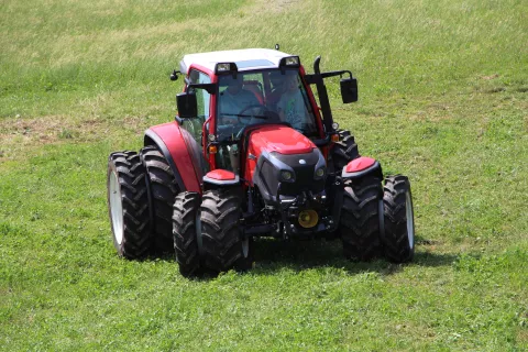 Gorske kmetije so na razpisu lahko kandidirale tudi za sofinanciranje nakupa kmetijske mehanizacije za kmetovanje na gorskem območju. / Foto: Cveto Zaplotnik