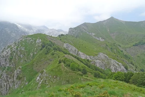 Končno se je megla dvignila in sem videl, kje pravzaprav sem; na levi vzletno mesto, na desni Talijanka / Foto: Andrej Primc