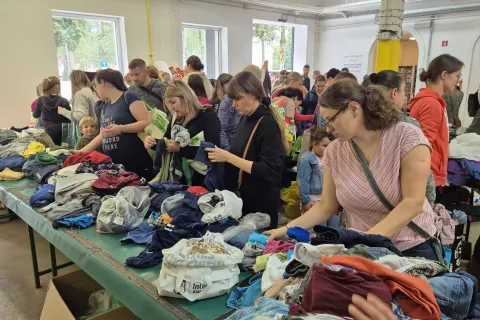 Lastnike zamenja največ ženskih in otroških oblačil. / Foto: Klara Mrak