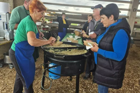 Obiskovalci so med drugim okušali proseno kašo z jurčki. / Foto: Ana Jagodic Dolžan
