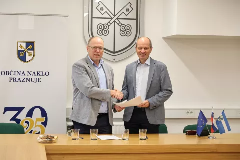 Župan Občine Naklo Ivan Meglič in direktor Gorenjske gradbene družbe Vido Jagodic sta pred dnevi podpisala pogodbo za gradnjo druge faze Športnega parka Naklo. / Foto: Tina Dokl