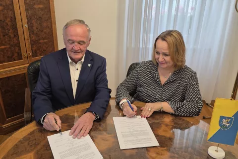 Župan Občine Šenčur Ciril Kozjek in direktorica Doma upokojencev Kranj Nadja Gantar sta podpisala pogodbo o izvajanju storitev dolgotrajne oskrbe na domu. / Foto: arhiv Občine Šenčur