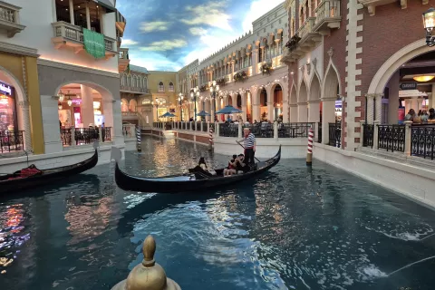 Las Vegas je mesto zabave, zapeljati pa se je moč tudi z Bene&scaron;ko gondolo. / Foto: Vilma Stanovnik