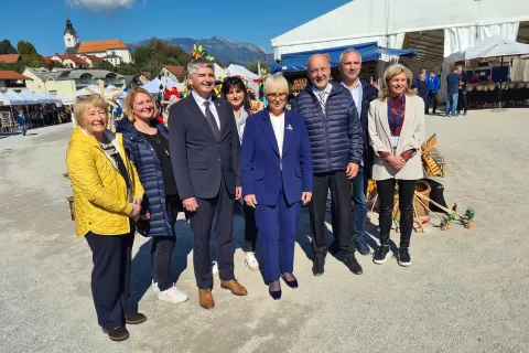 Predsednica Nataša Pirc Musar med ogledom sejma v Komendi / Foto: Cveto Zaplotnik