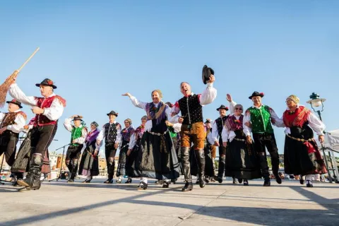Nastop folklorne skupine s Kokrice na mestnem trgu v Rovinju / Foto: Arhiv Skupine