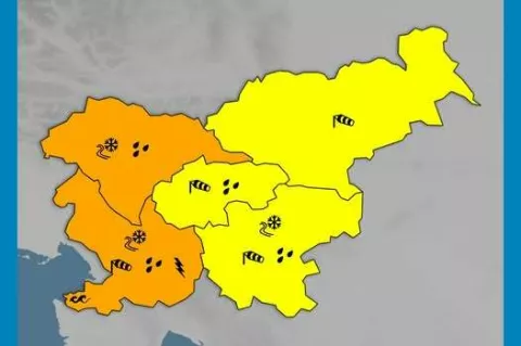 Arso je za severozahodni del Slovenije izdal oranžno opozorilo zaradi snega in rumeno opozorilo zaradi padavin. / Foto: Arso