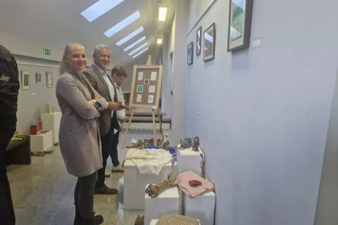 Razstavo ročnih del članov DU Tržič sta si ogledala tudi tržiška podžupanja in župan Metka Gaberc in Peter Miklič / Foto: Suzana P. Kovačič