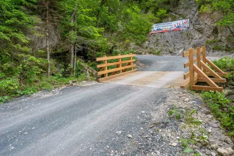 Na obnovljeni cesti poleti brez avtomobilov