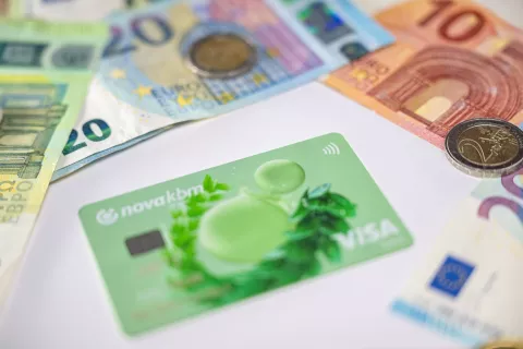 Simbolična fotografija ekonomija, finance, evro, denar. / Foto: Nik Bertoncelj