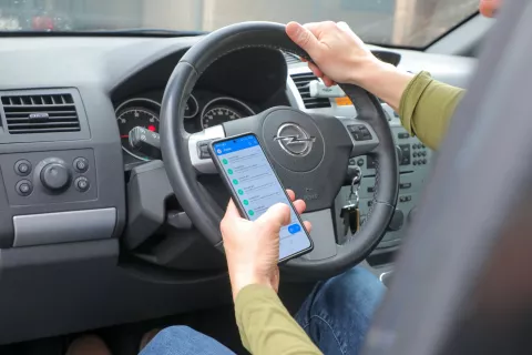 telefon med vožnjo avtomobila / Foto: Tina Dokl