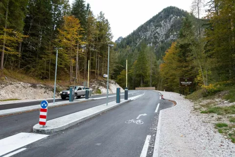 Cestni prelaz Vr&scaron;ičZapornice pred vstopom na prelazStanje ceste po preplastitvi in pred testnim obdobjem novega prometnega režima z zapornicami / Foto: Nik Bertoncelj