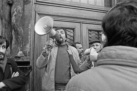 France Tom&scaron;ič s stavkajočimi delavci Litostroja pred republi&scaron;ko skup&scaron;čino / Foto: Tone Stojko, Fototeka Muzeja Novej&scaron;e In Sodobne Zgodovine Slovenije.