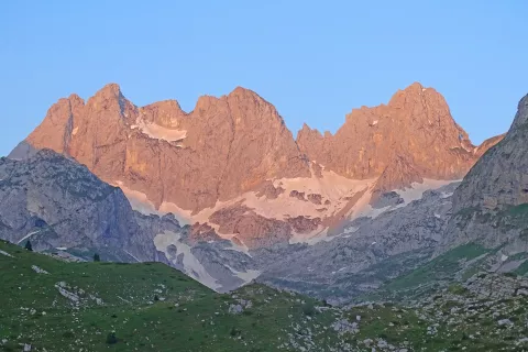Takole so se v jutranjem soncu pokazali vr&scaron;aci nad Jezersko dolino. / Foto: Andrej Primc
