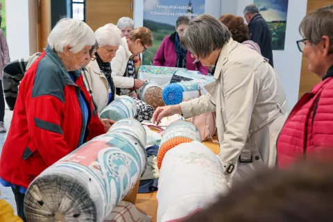 Srečanje s klekljaricami projekta &Scaron;kofjelo&scaron;ki pasijon v klekljani čipki klekljarice čipka čipke Sokolski dom &Scaron;kofja loka / Foto: Tina Dokl